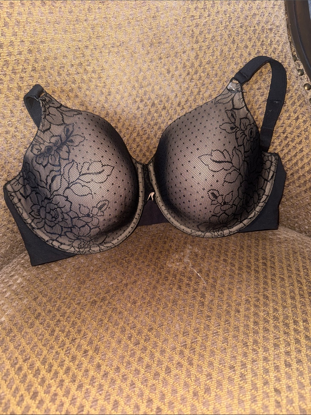 NWOT Floral Lace Molded T-Shirt Bra in Black
